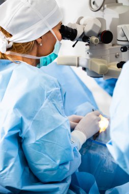 Göz cerrahi işlem, katarakt ve diyoptri düzeltme tedavisinde. Cerrahi uygulama Çoklu odak lens implantları. Tıbbi sağlık ve teknoloji Tema.