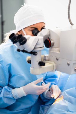 Mikroskop kullanarak göz cerrahi işlem sırasında katarakt ve diyoptri düzeltme tedavisinde doktor. Tıbbi sağlık ve teknoloji Tema.
