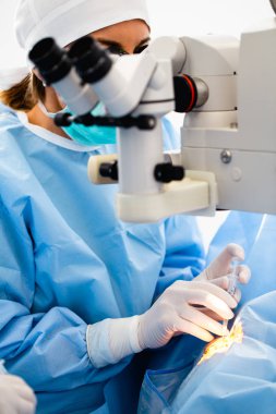Göz cerrahi işlem, katarakt ve diyoptri düzeltme tedavisinde. Cerrahi uygulama Çoklu odak lens implantları. Tıbbi sağlık ve teknoloji Tema.