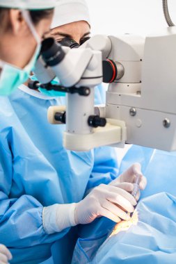 Göz cerrahi işlem, katarakt ve diyoptri düzeltme tedavisinde. Cerrahi uygulama multifokal lens implantları. Tıbbi sağlık ve teknoloji Tema.