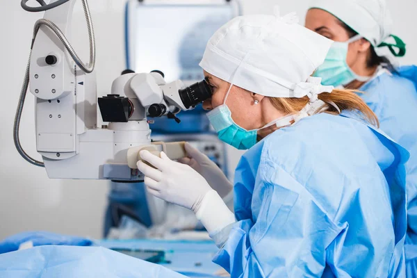 Médico Que Usa Microscopio Durante Proceso Cirugía Ocular Tratamiento Cataratas —  Fotos de Stock