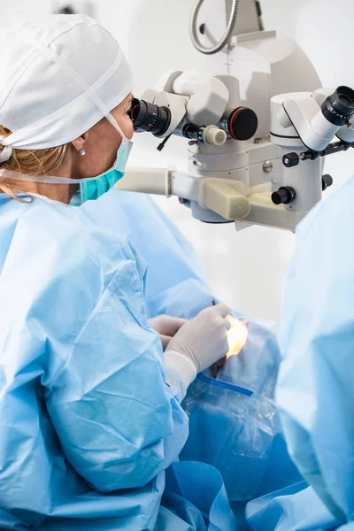 眼科手术过程 白内障的治疗和除镜矫正 多焦点晶状体植入物的外科实施 医疗保健和技术主题 — 图库照片
