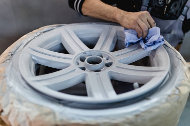 Adam araba parçaları sprey Kompresör kullanarak resim koruyucu giysileri ile. Seçici odak. 