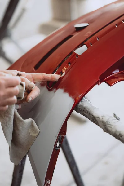 Detalhes Carro Homem Com Lixa Oficina Reparação Automóvel Lixar Polimento — Fotografia de Stock
