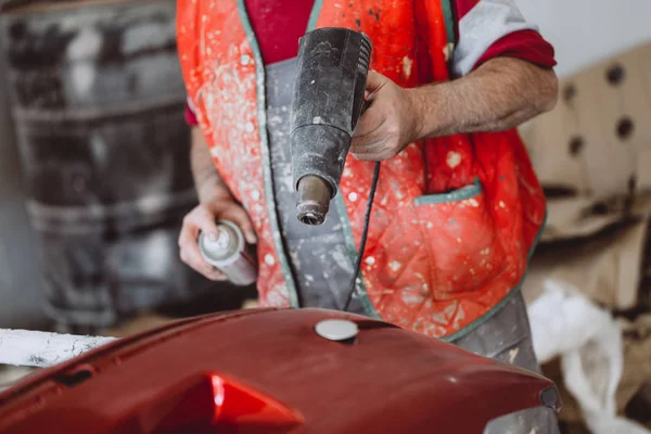 車を詳述 サンドペーパー研磨研磨と絵画のための車の部品を準備する自動車修理店の男 人間の手の選択と集中 — ストック写真
