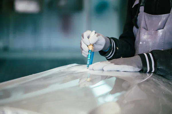 Uomo Con Macchina Sabbia Officina Riparazione Auto Levigatura Lucidatura Preparazione — Foto Stock