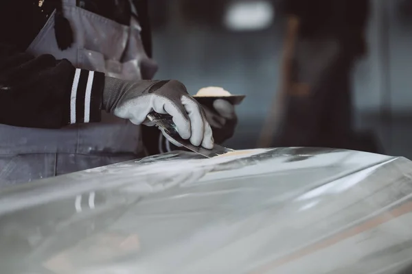 Detalhes Carro Homem Com Polidor Orbital Auto Reparação Loja Polimento — Fotografia de Stock