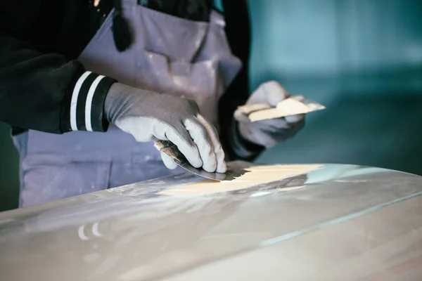 Detalhes Carro Homem Com Lixa Oficina Reparação Automóvel Lixar Polimento — Fotografia de Stock