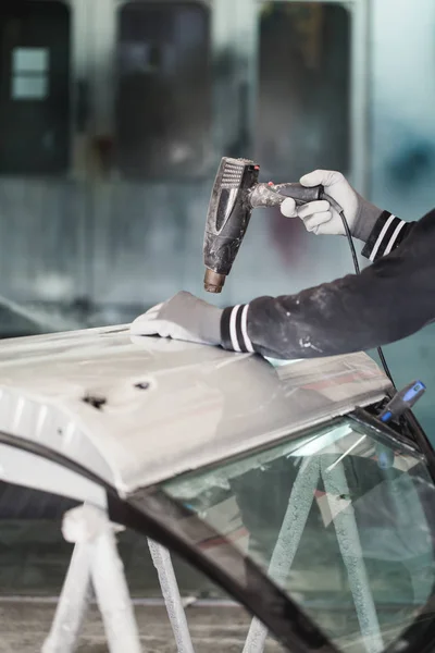 詳しく述べる車 自動車修理店研磨研磨と塗装の車の部品の準備で紙やすりで男 — ストック写真