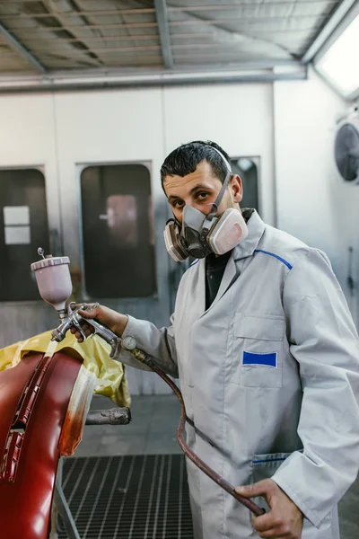 Homme Avec Des Vêtements Protection Masque Peignant Des Pièces Voiture — Photo