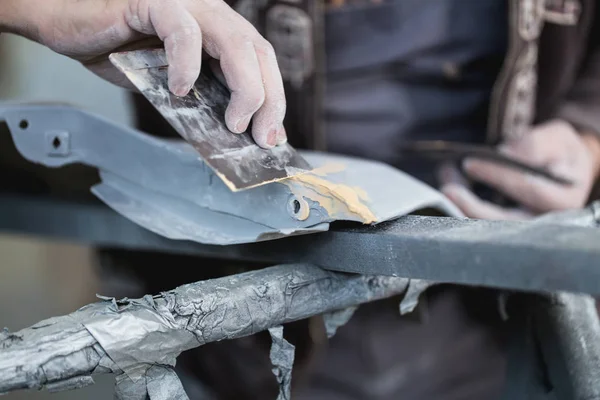 Dettagli Auto Uomo Con Carta Vetrata Officina Riparazione Auto Levigatura — Foto Stock