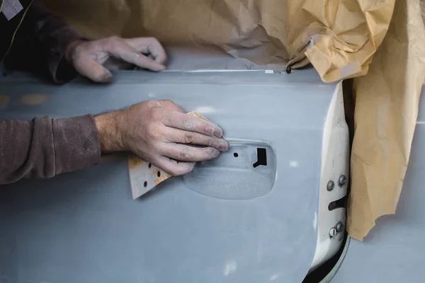 Detalhes Carro Homem Com Lixa Oficina Reparação Automóvel Lixar Polimento — Fotografia de Stock