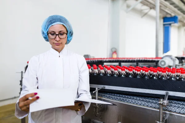 Grave Operaia Controllo Qualità Della Donna Mezza Età Che Controlla — Foto Stock