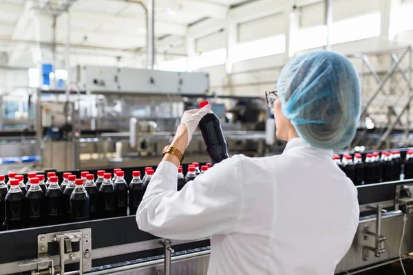 Trabajador Serio Del Control Calidad Mujer Mediana Edad Que Comprueba —  Fotos de Stock