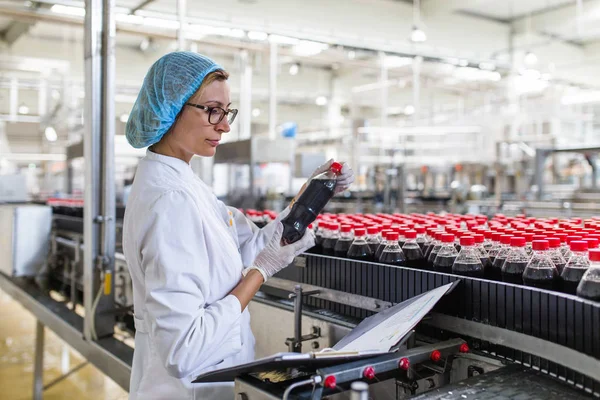 Trabajador Serio Del Control Calidad Mujer Mediana Edad Que Comprueba —  Fotos de Stock