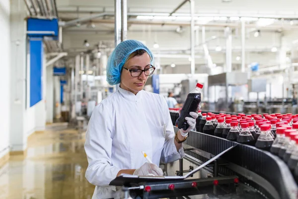 Travailleur Sérieux Contrôle Qualité Femme Âge Moyen Vérifiant Ligne Robotique — Photo