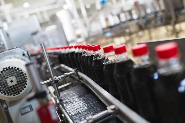 Butelkowanie Factory Czarny Sok Lub Napój Butelkowania Linii Dla Przetwarzania — Zdjęcie stockowe