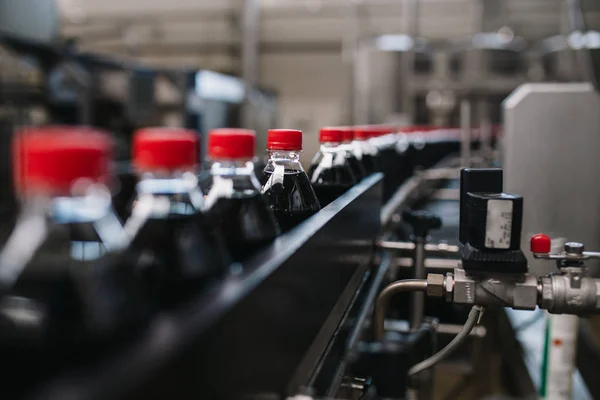 Butelkowanie Factory Czarny Sok Lub Napój Butelkowania Linii Dla Przetwarzania — Zdjęcie stockowe