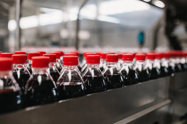 装瓶厂 黑汁或软饮料装瓶生产线 用于加工和装瓶 选择性对焦 — 图库照片