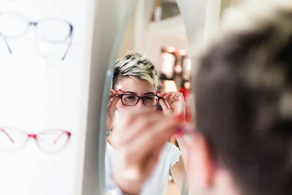 Vacker Medelålders Kvinna Att Välja Ett Glas Optiker Butik — Stockfoto