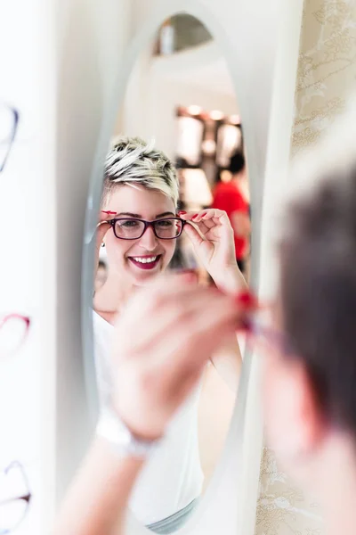 Vacker Medelålders Kvinna Att Välja Ett Glas Optiker Butik — Stockfoto