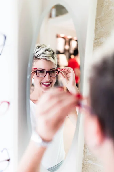 Belle Femme Âge Moyen Choisissant Une Lunette Magasin Opticien — Photo