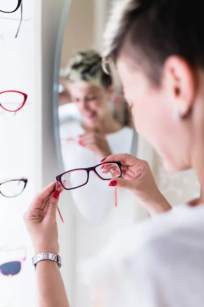 Hermosa Mujer Mediana Edad Elección Unas Gafas Tienda Óptica — Foto de Stock