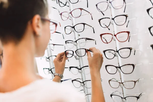 Vacker Medelålders Kvinna Att Välja Ett Glas Optiker Butik — Stockfoto