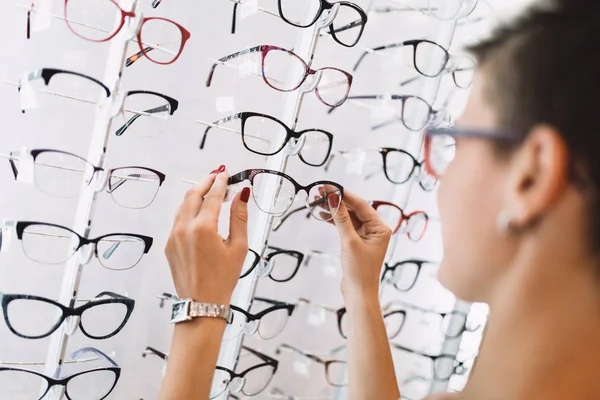 Hermosa Mujer Mediana Edad Elección Unas Gafas Tienda Óptica — Foto de Stock