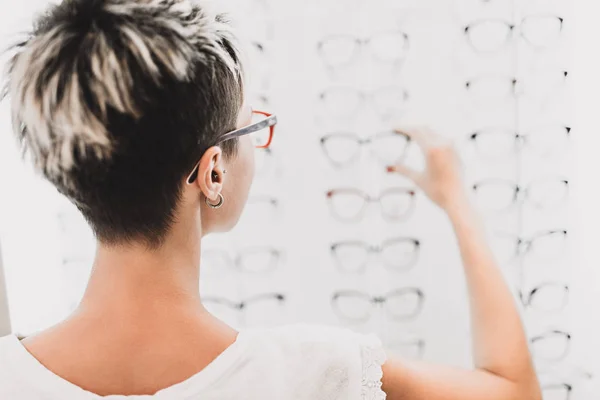 Hermosa Mujer Mediana Edad Elección Unas Gafas Tienda Óptica — Foto de Stock