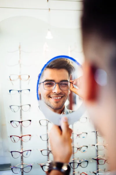 Stilig Ung Man Väljer Glasögonbåge Optisk Butik — Stockfoto