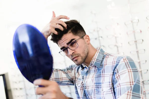 Vacker Medelålders Kvinna Att Välja Ett Glas Optiker Butik — Stockfoto