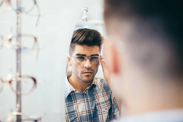 Joven Guapo Elegir Marco Gafas Tienda Óptica — Foto de Stock