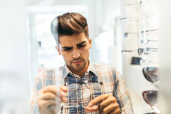 Joven Guapo Elegir Marco Gafas Tienda Óptica — Foto de Stock