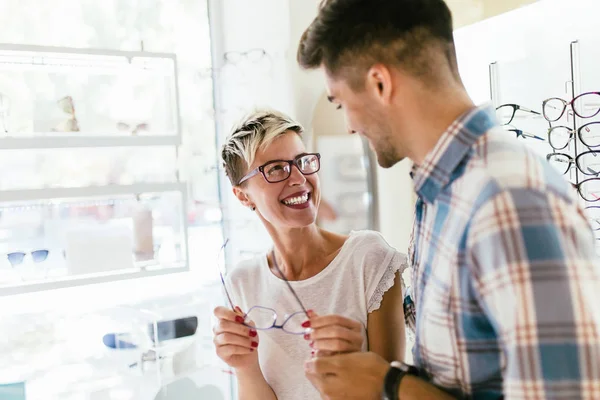 Atractiva Pareja Joven Tienda Óptica Comprando Gafas Sonriendo — Foto de Stock