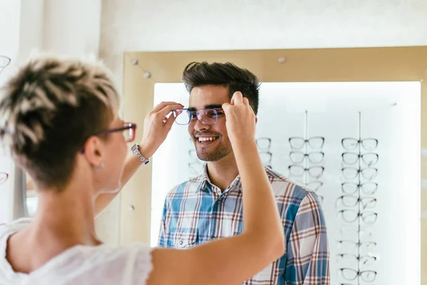 Atractiva Pareja Joven Tienda Óptica Comprando Gafas Sonriendo — Foto de Stock