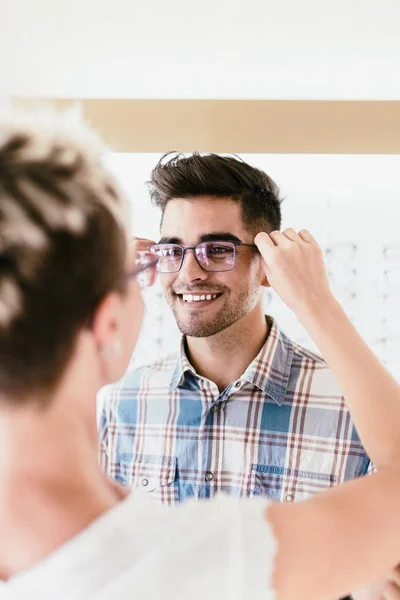 Casal Jovem Atraente Loja Óptica Comprando Óculos Sorrindo — Fotografia de Stock