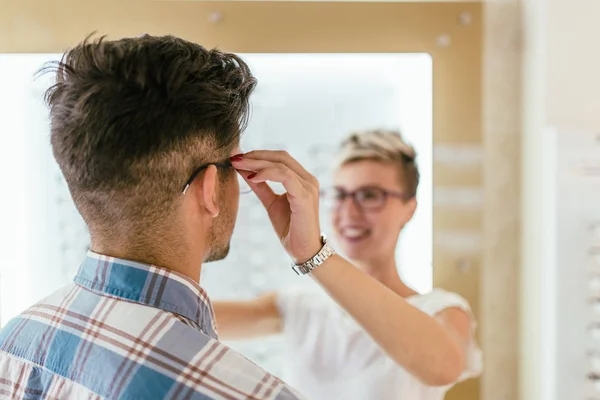 Attraktiva Unga Par Optisk Butik Köpa Glasögon Och Leende — Stockfoto