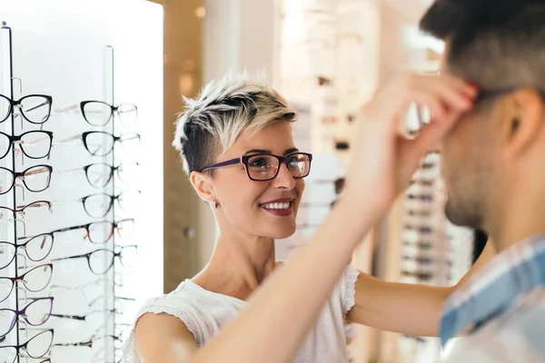 Aantrekkelijk Jong Stel Optische Winkel Kopen Van Brillen Glimlachend — Stockfoto