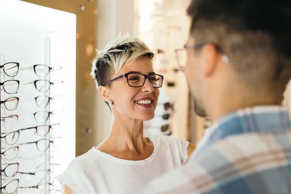 Atractiva Pareja Joven Tienda Óptica Comprando Gafas Sonriendo — Foto de Stock