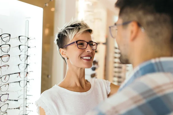 Atractiva Pareja Joven Tienda Óptica Comprando Gafas Sonriendo — Foto de Stock