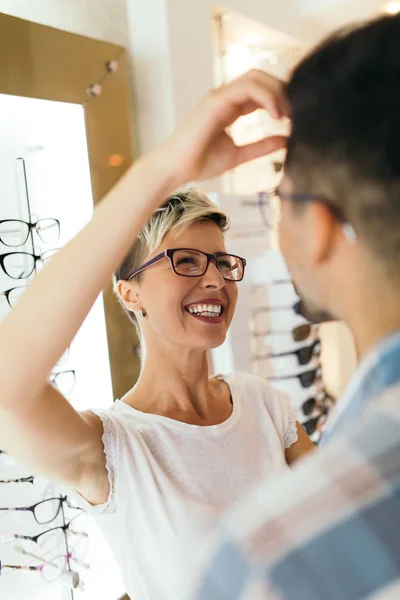 Jeune Couple Attrayant Dans Magasin Optique Acheter Des Lunettes Sourire — Photo