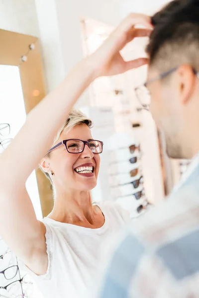 Jeune Couple Attrayant Dans Magasin Optique Acheter Des Lunettes Sourire — Photo