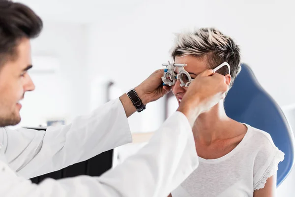 Optometrista Maschile Controlla Vista Del Paziente Alla Clinica Oculistica Visita — Foto Stock