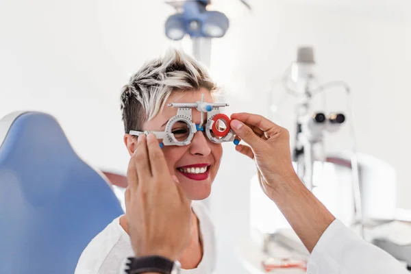 Homem Optometrista Verificar Visão Paciente Clínica Ocular Exame Médico — Fotografia de Stock