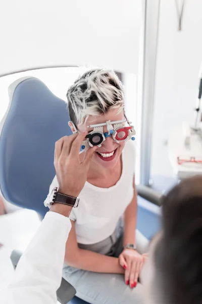Homem Optometrista Verificar Visão Paciente Clínica Ocular Exame Médico — Fotografia de Stock