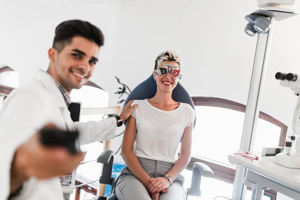 Мужчина Оптометрист Проверяет Зрение Пациента Глазной Клинике Медицинский Осмотр — стоковое фото