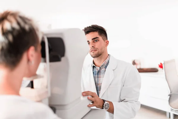 Homem Optometrista Verificar Visão Paciente Clínica Ocular Exame Médico — Fotografia de Stock