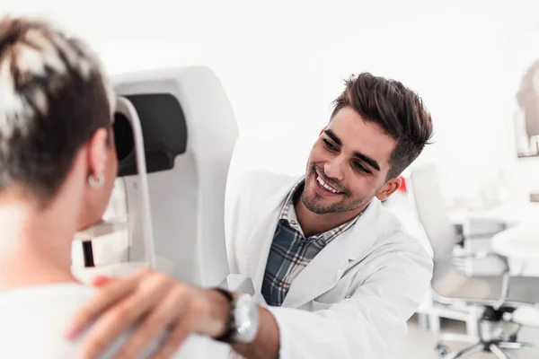 Optometrista Maschile Controlla Vista Del Paziente Alla Clinica Oculistica Visita — Foto Stock