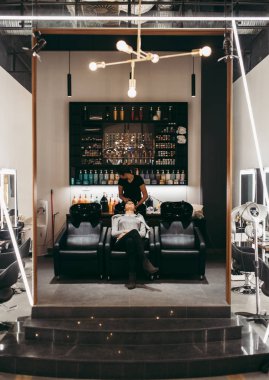 Güzel genç bir kadın saçını yıkıyor. Kuaför kuaförü tasarımı.